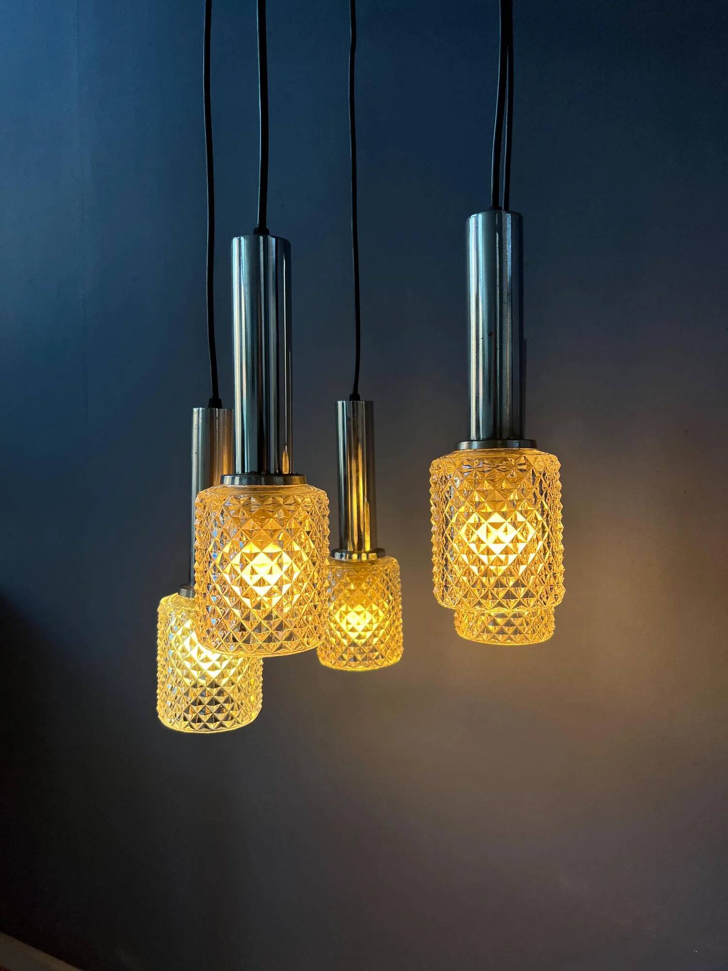 Lampe suspendue en cascade de verre cristal du milieu du siècle