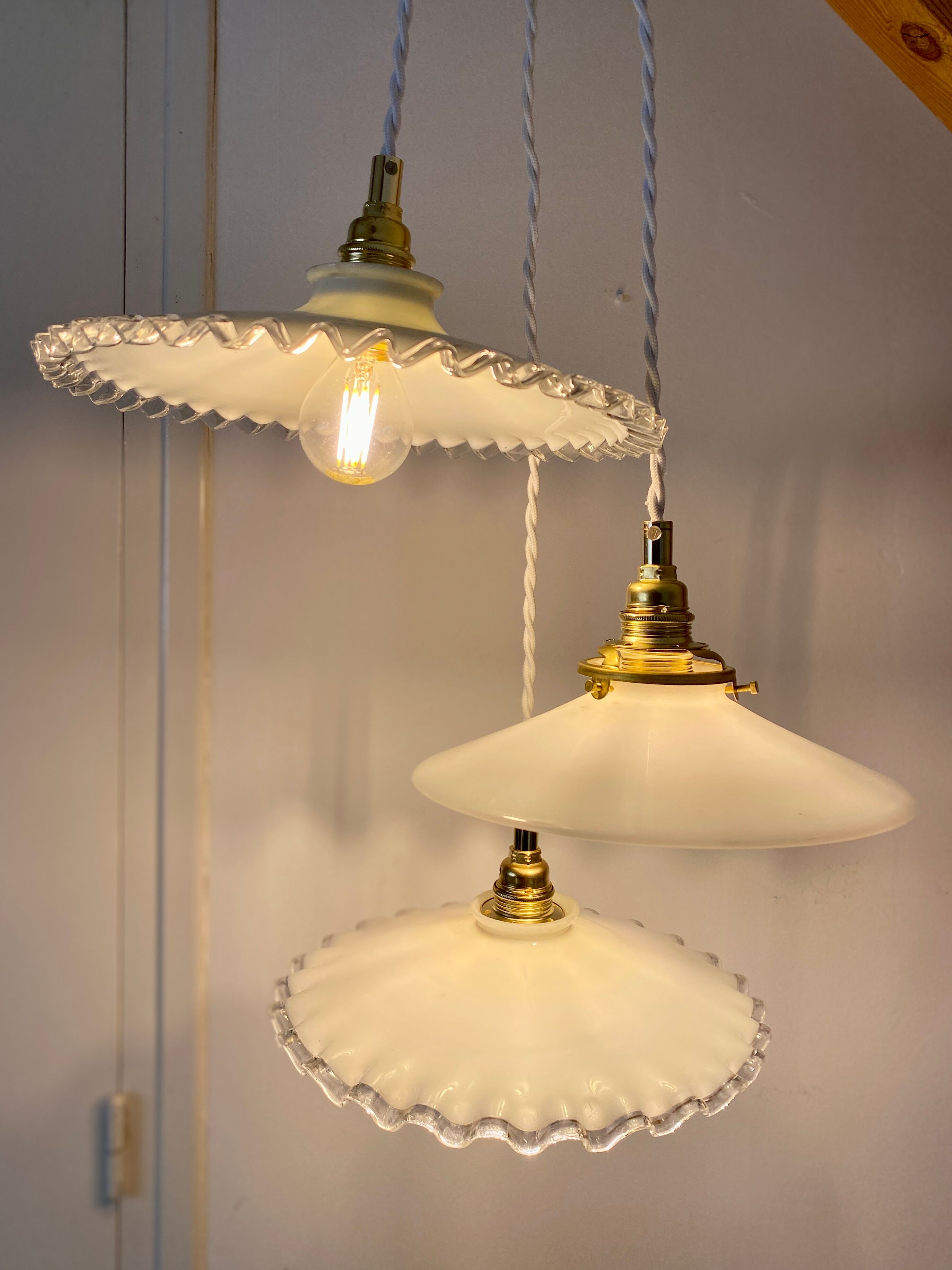 Three-light cascading pendant lamp with vintage white opaline lampshade