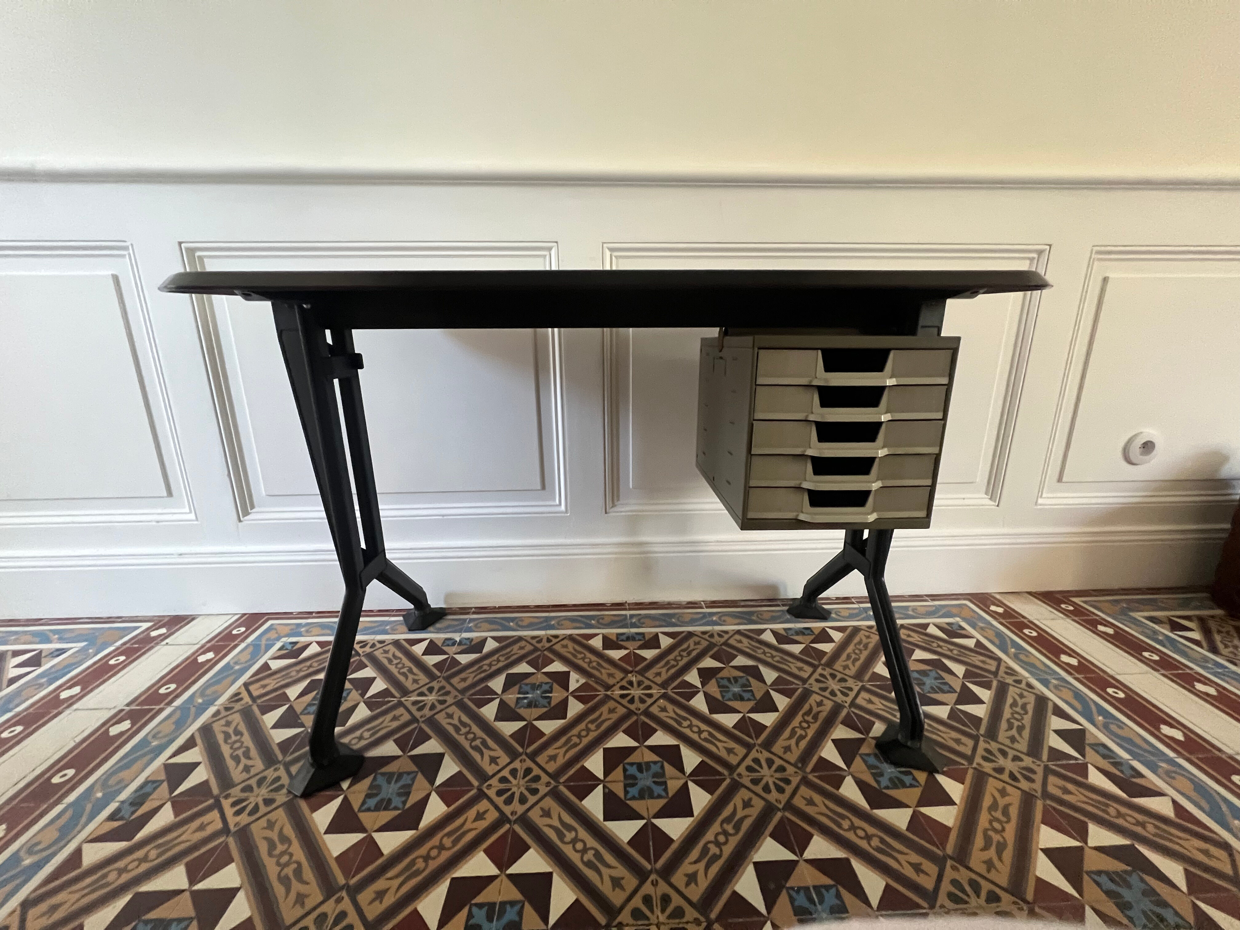 Bureau Arco à piétement en arc en métal laqué noir à plateau en résine, studio BBPR pour Olivetti