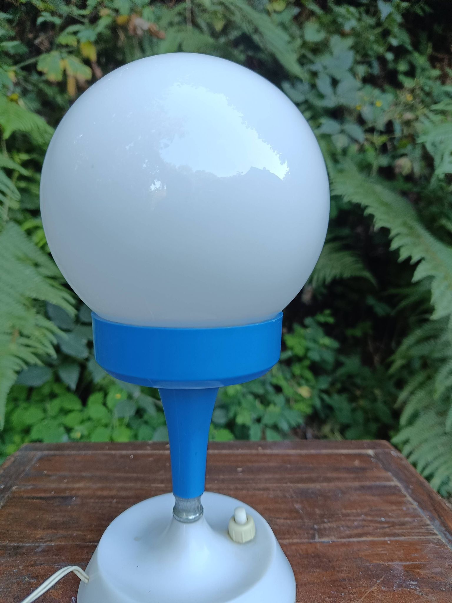 Lampe boule Space Age en opaline blanche et plastique bleu, année 1970