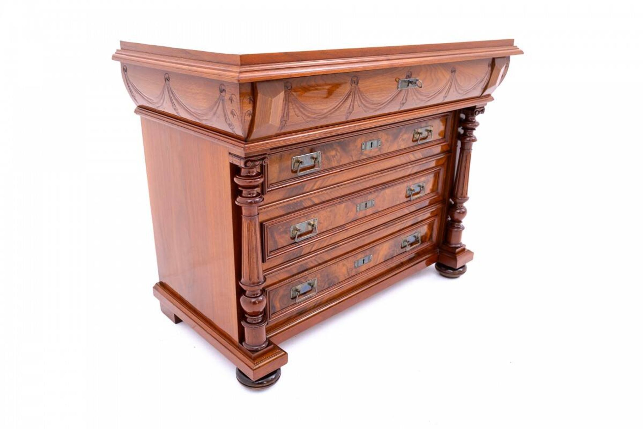Commode en noyer ancien, Europe du Nord, vers 1900.