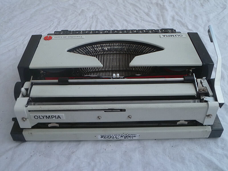 Typewriter olympia traveller de luxe