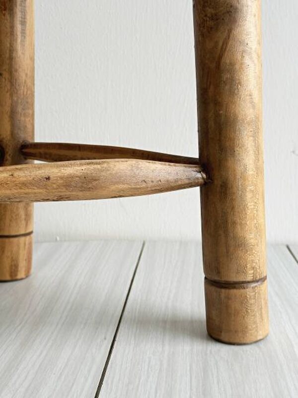 Tabouret ancien tripode en bois clair et assise en paille tressée
