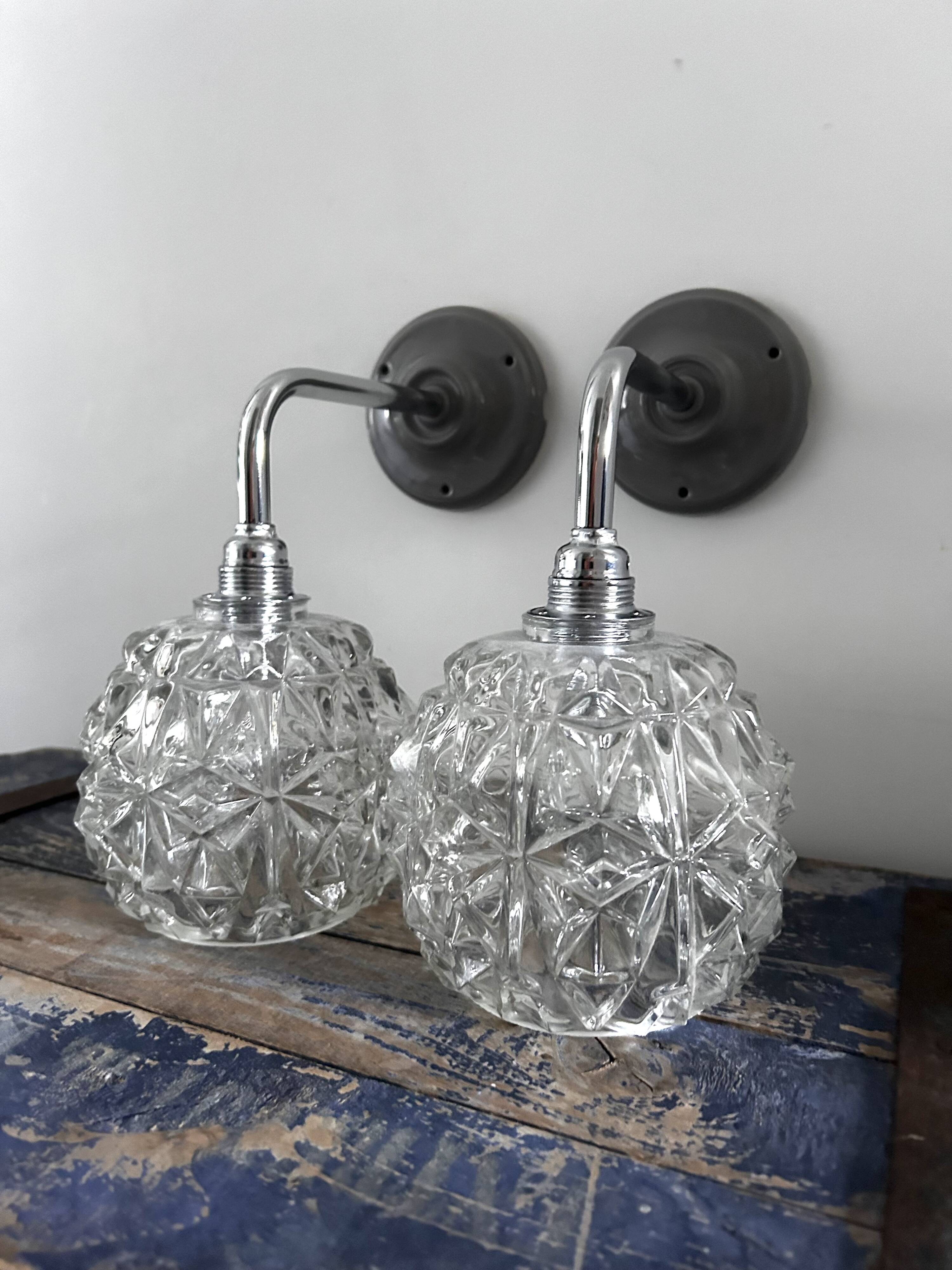 Paire d’appliques chromées et verre ciselé