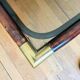 Table basse ancienne en rotin et angles laiton, dessus verre