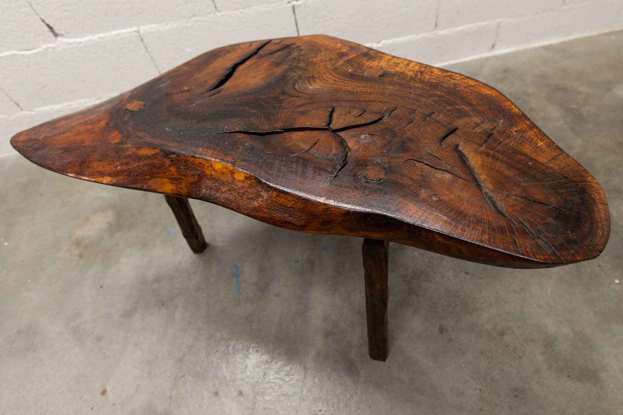Table basse ou d'appoint brutaliste tripode asymétrique atypique 1960