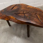 Table basse ou d'appoint brutaliste tripode asymétrique atypique 1960