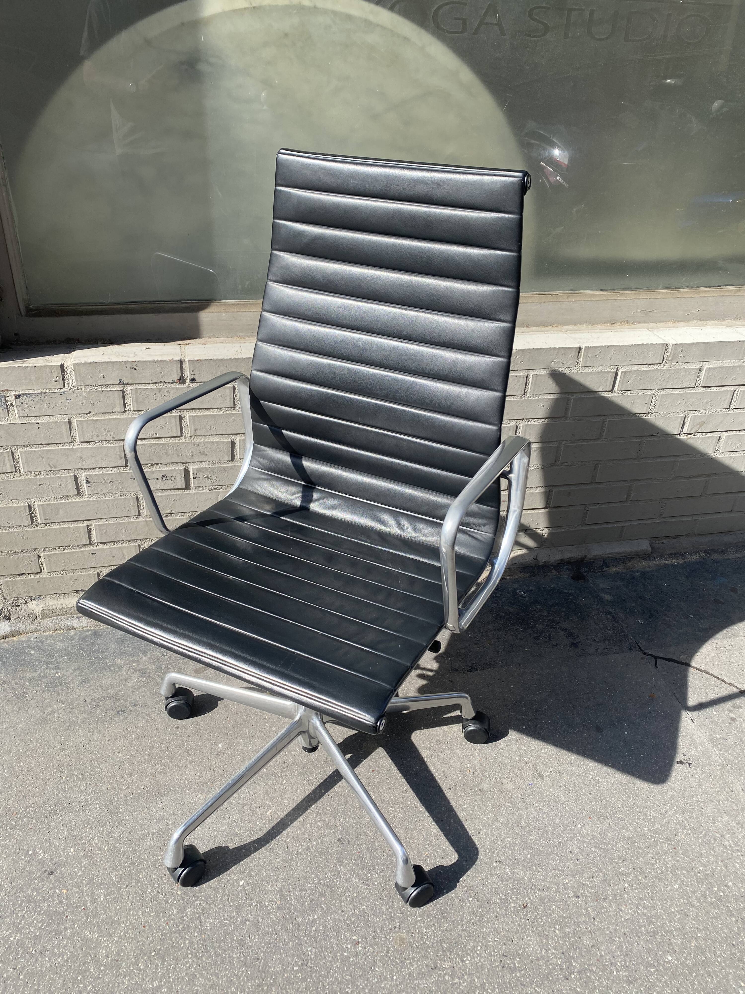 Chair Eames EA 119 Vitra edition