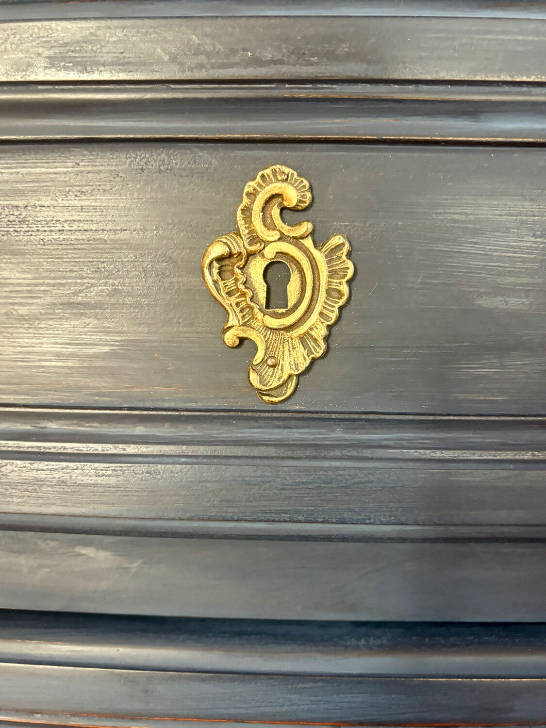 Commode vintage restaurée – peinture Annie Sloan Oxford Navy & cire cl