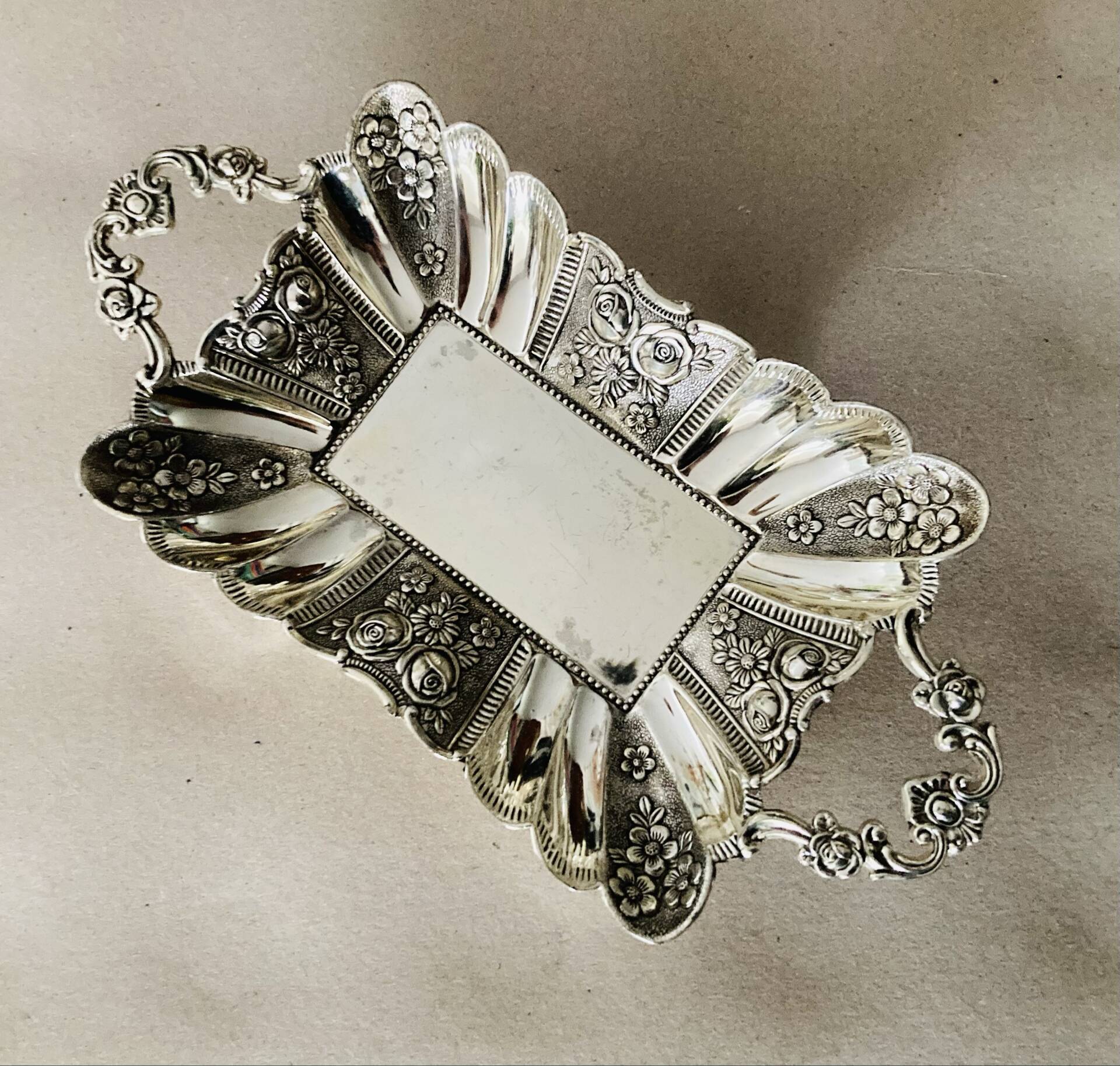 St Louis XV style letter tray, empty pocket, 20th century, in repoussé metal.