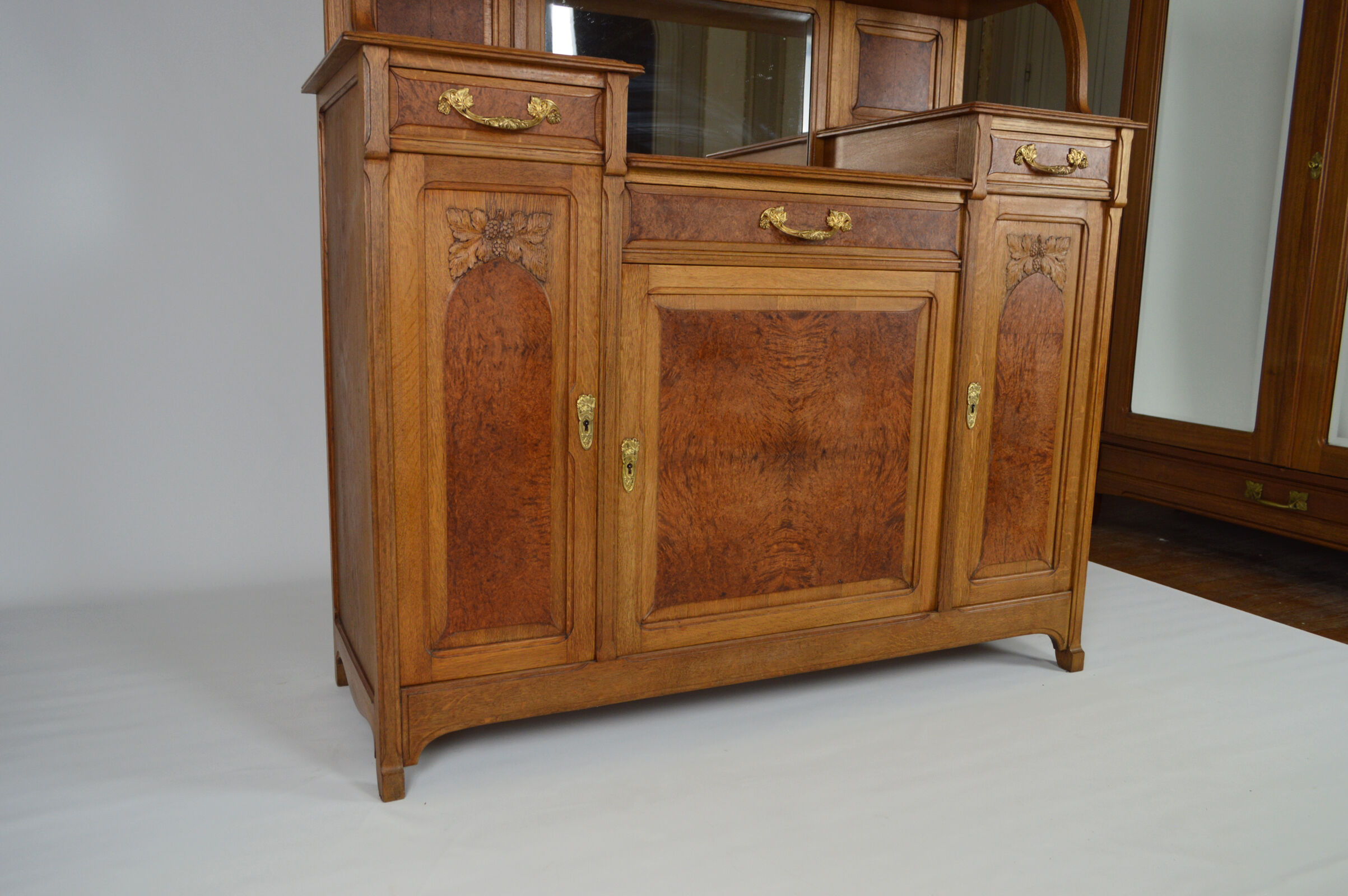 Buffet art nouveau en chêne et loupe, modèle au platane, vers 1910