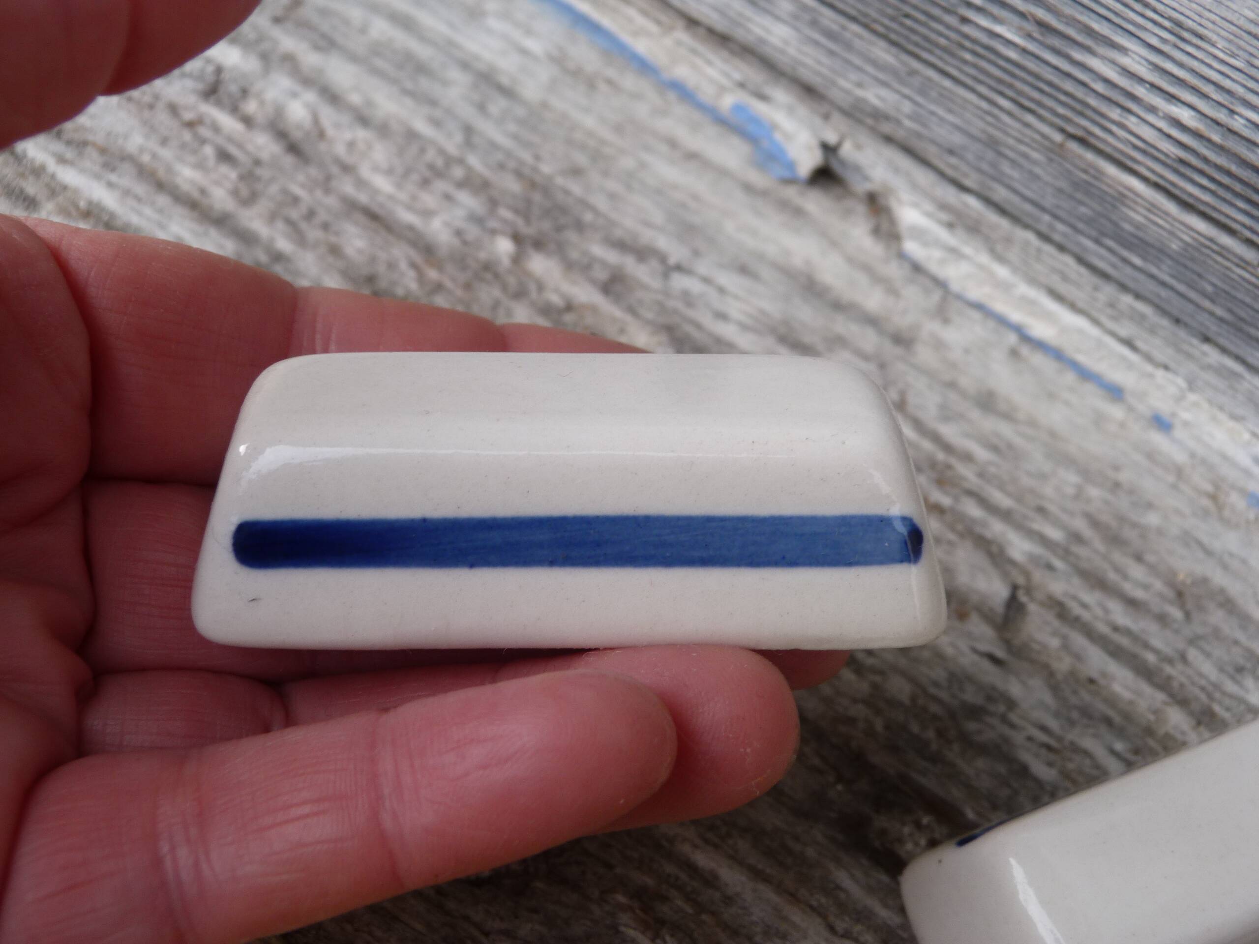 Set of 6 vintage ceramic knife rests in cream and blue.