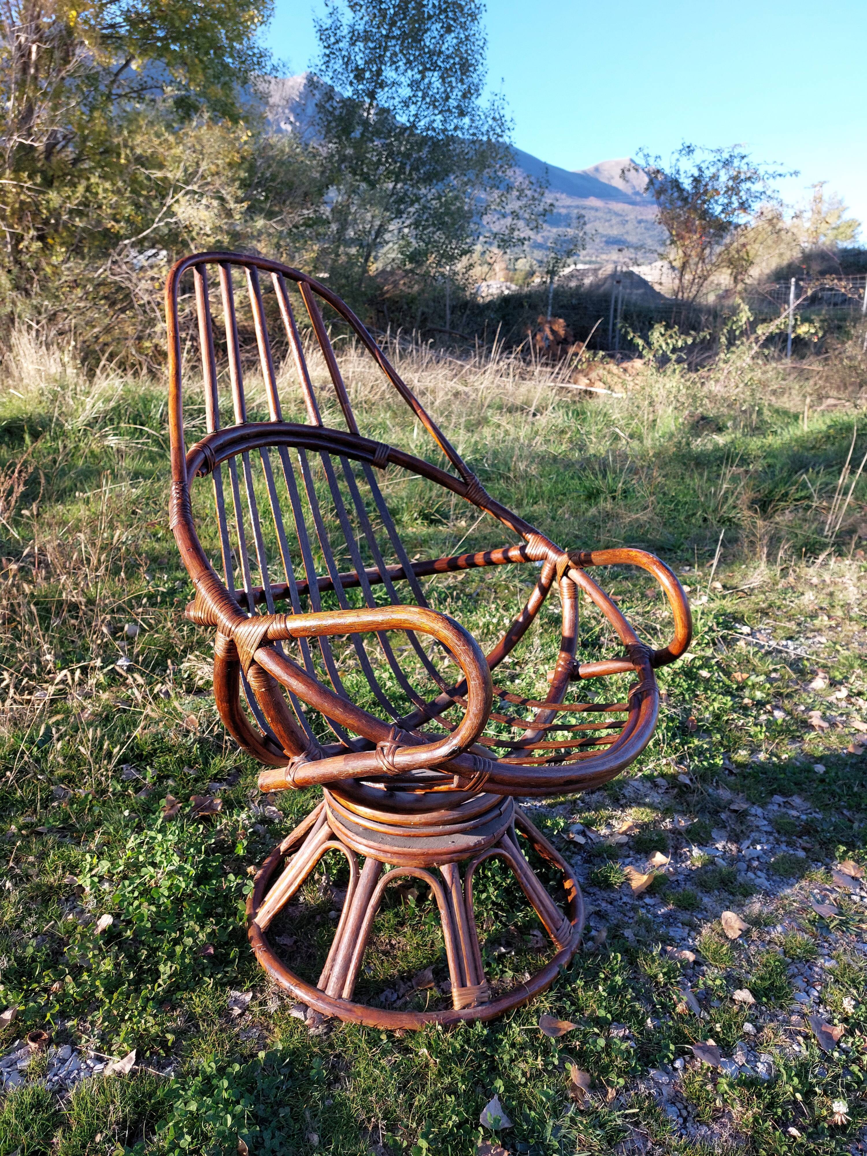 Fauteuil vintage pivotant en bambou et rotin