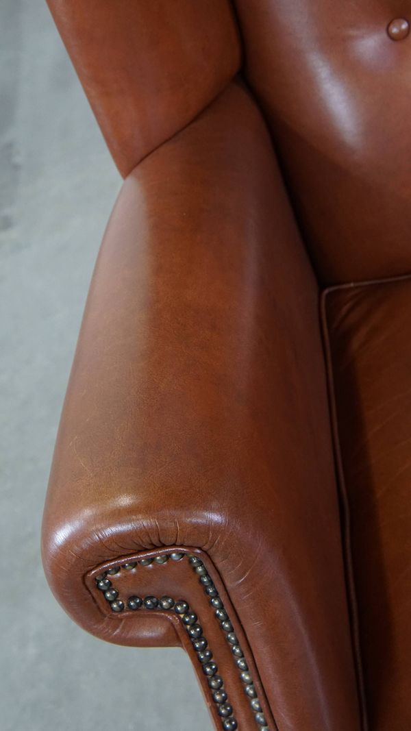 Fauteuil à oreilles en cuir couleur cognac de style anglais