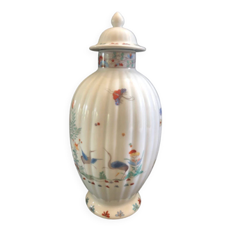 Vase balustre porcelaine de Limoge Le Lys Royal décor Kakiemon