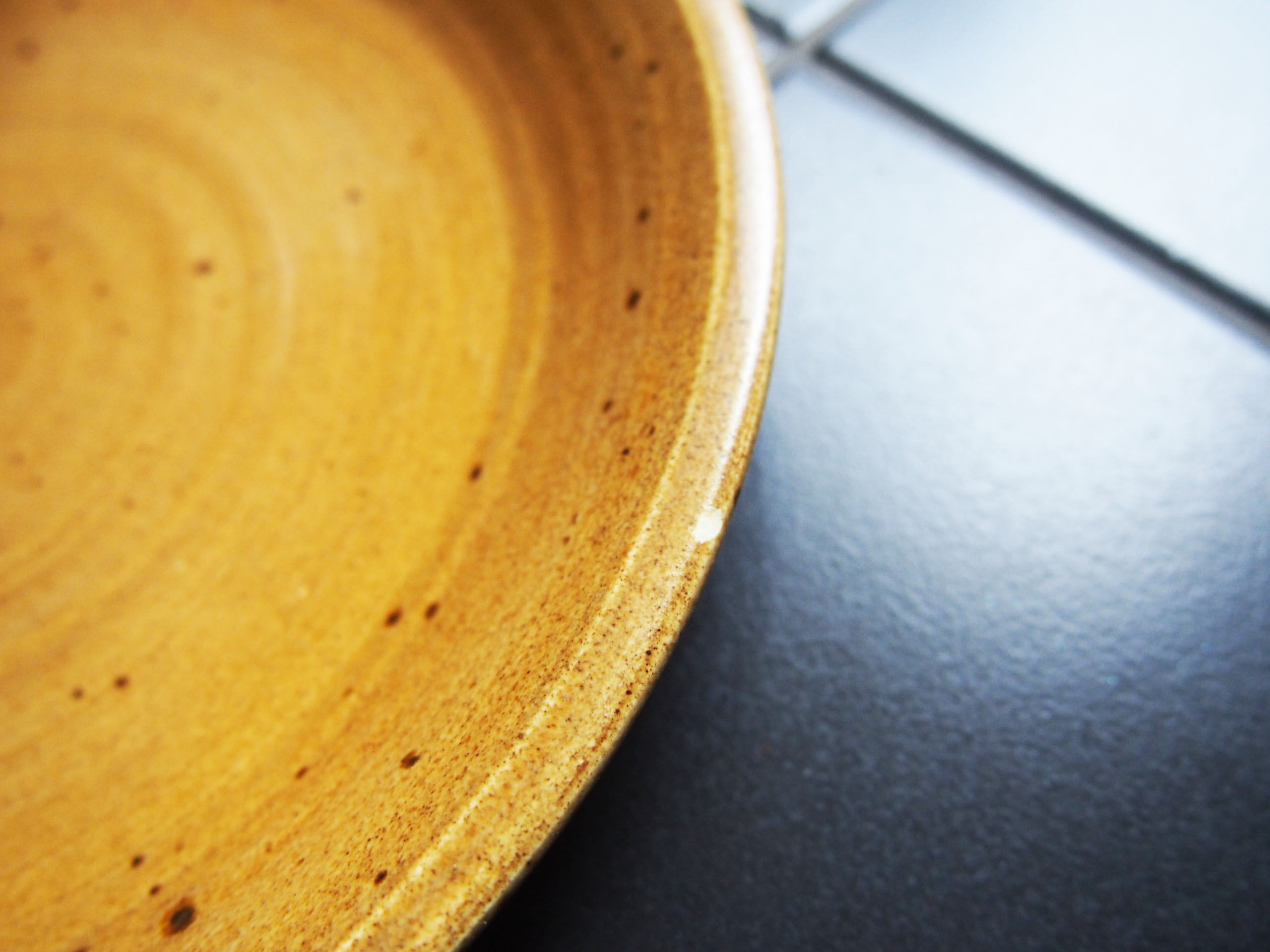 5 stoneware plates