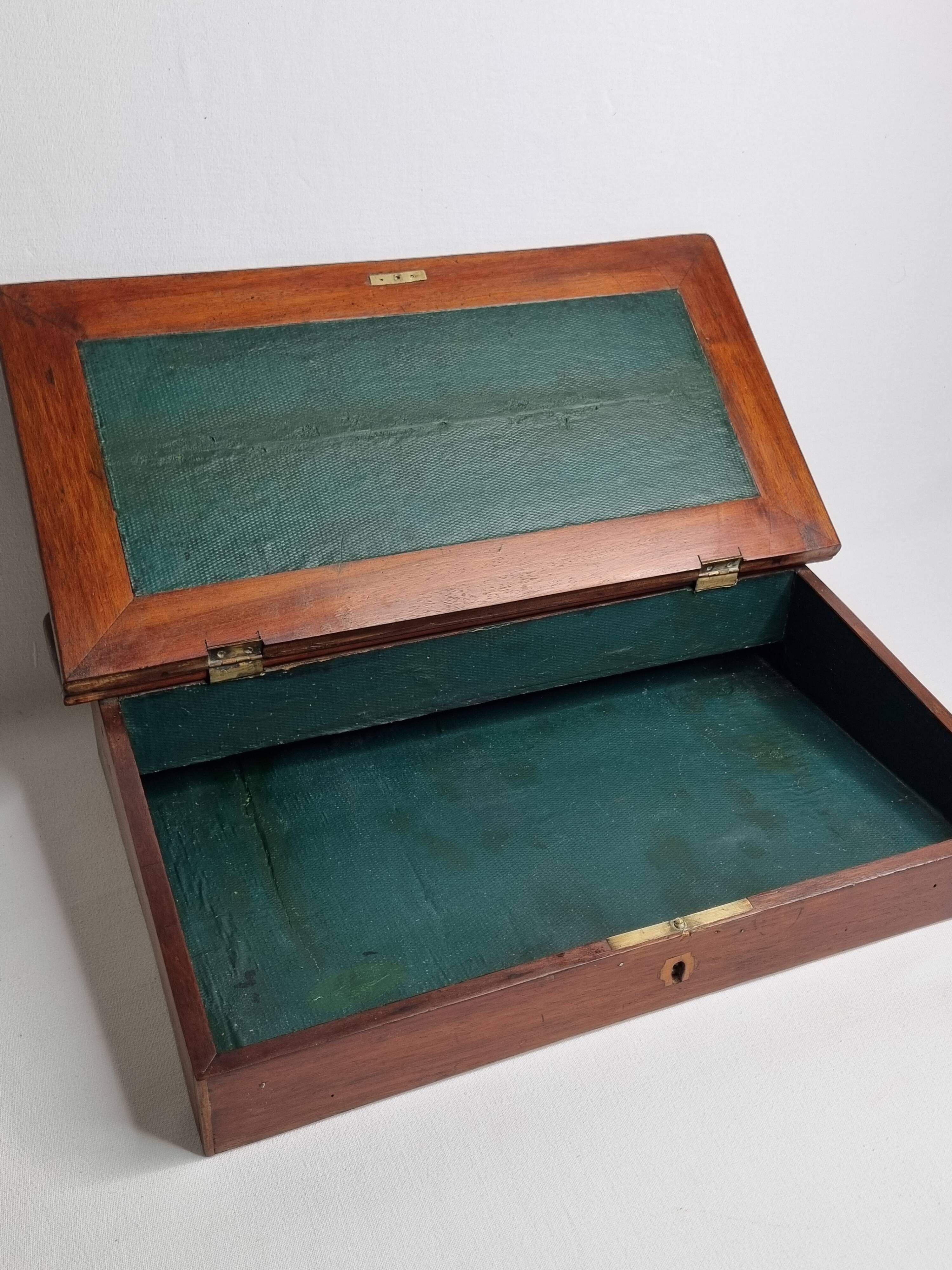 Écritoire de voyage antique du XIXe siècle en cuir et bois, 45 cm