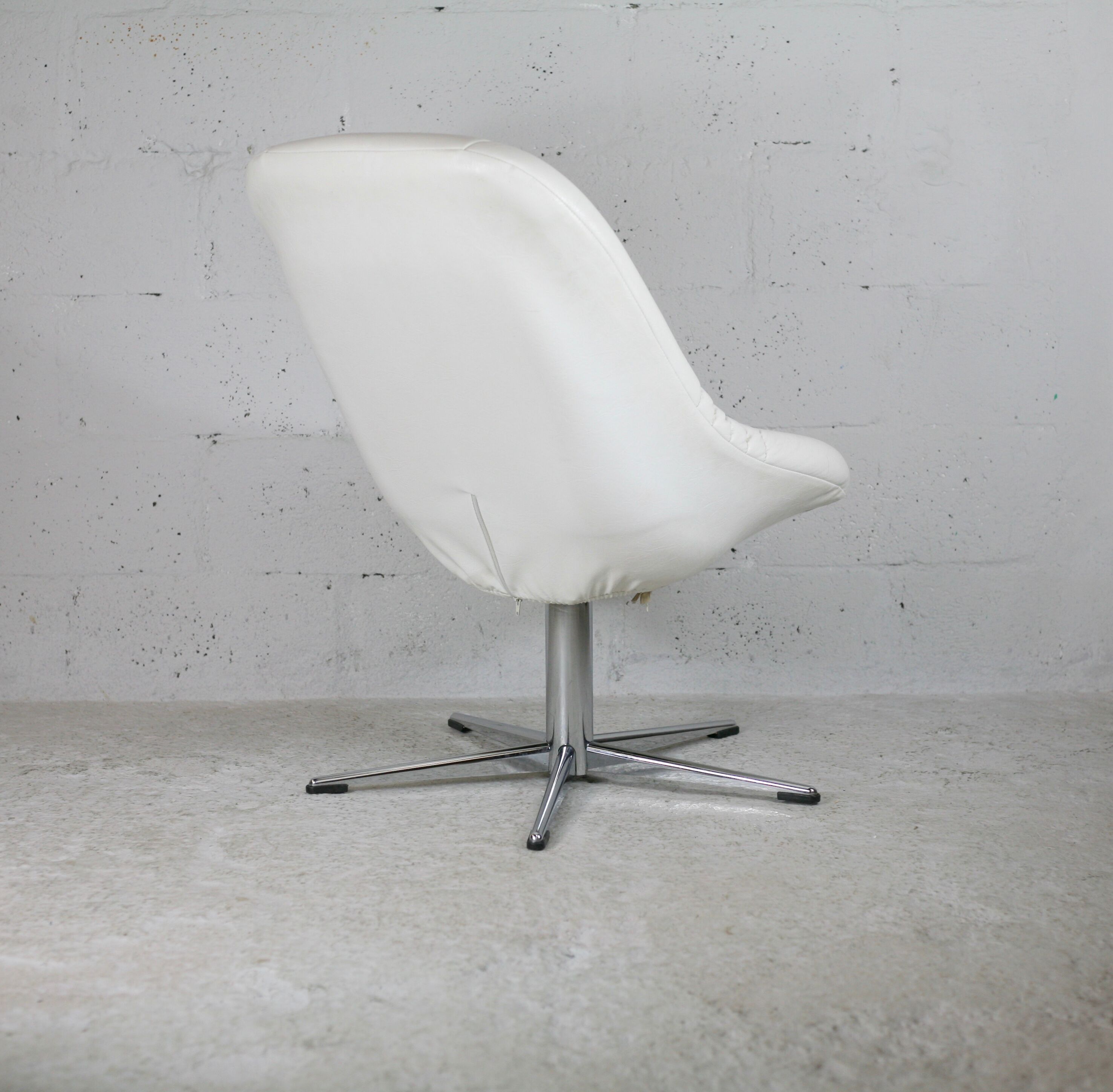 Armchair "Space Age", steel, fiberglass and imitation leather, France, circa 1970