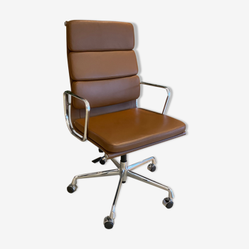 Fauteuil Ea 219 softpad  design Charles Eames Édition Vitra