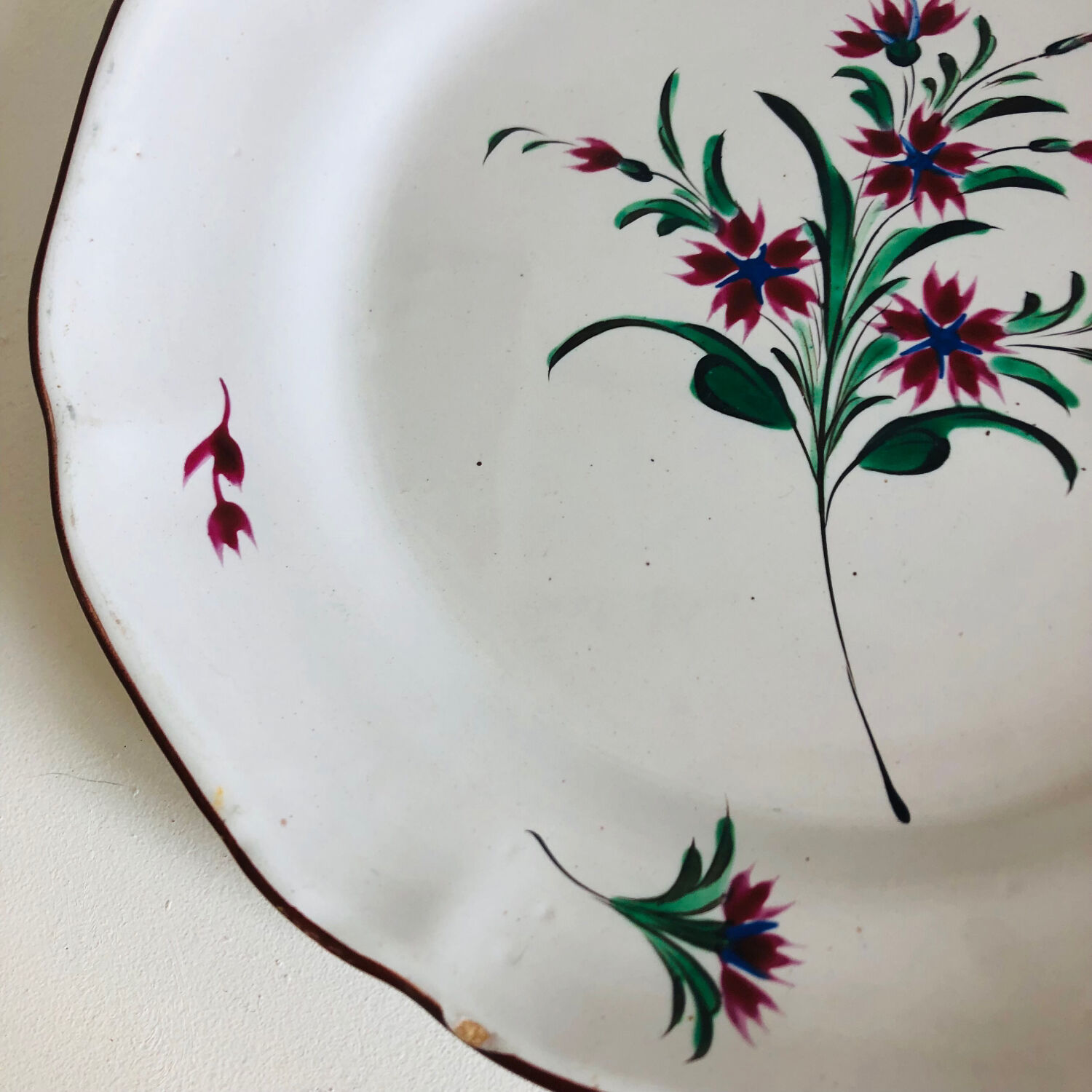 Pair of plates Les Islettes with bouquet and peacock