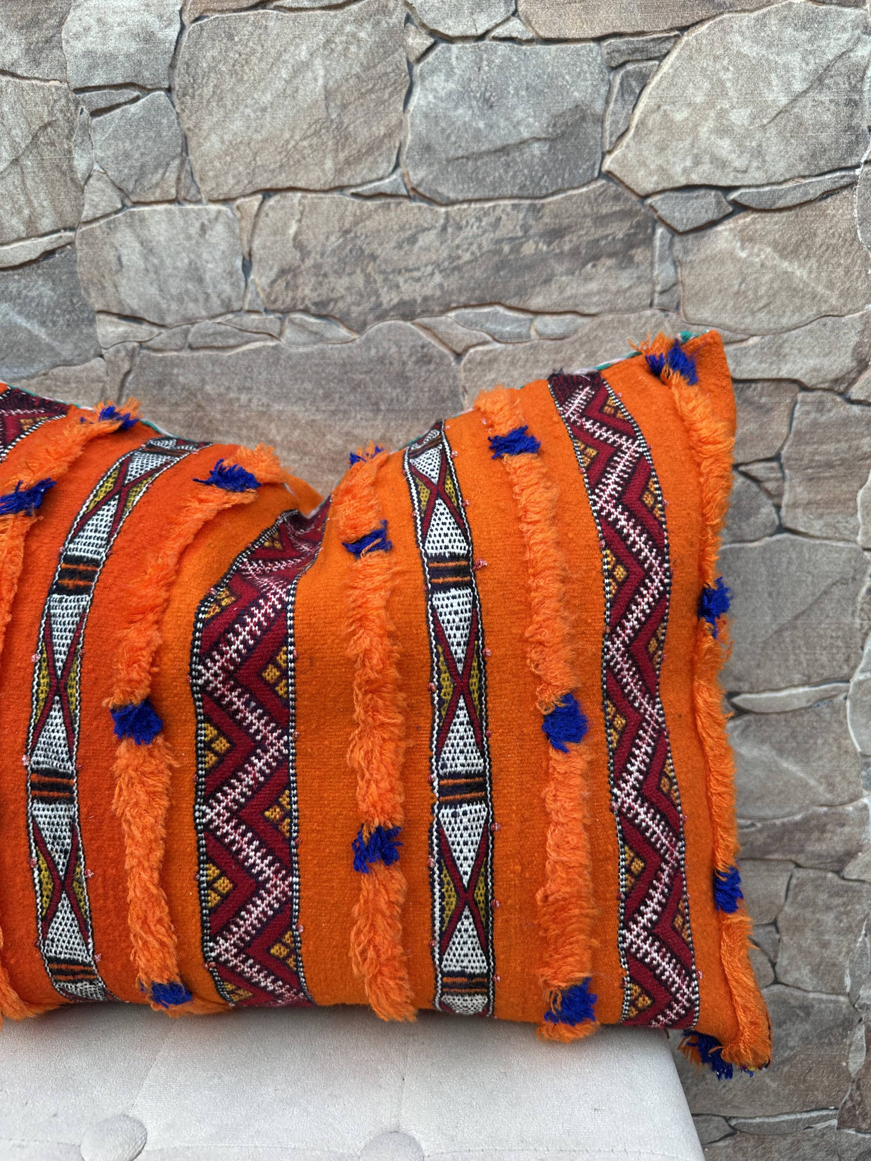 Magnifique coussin Kilim berbère vintage du Maroc