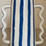 Vase en céramique rayé bleu  et blanc aux anses ondulées abstrait fait-main