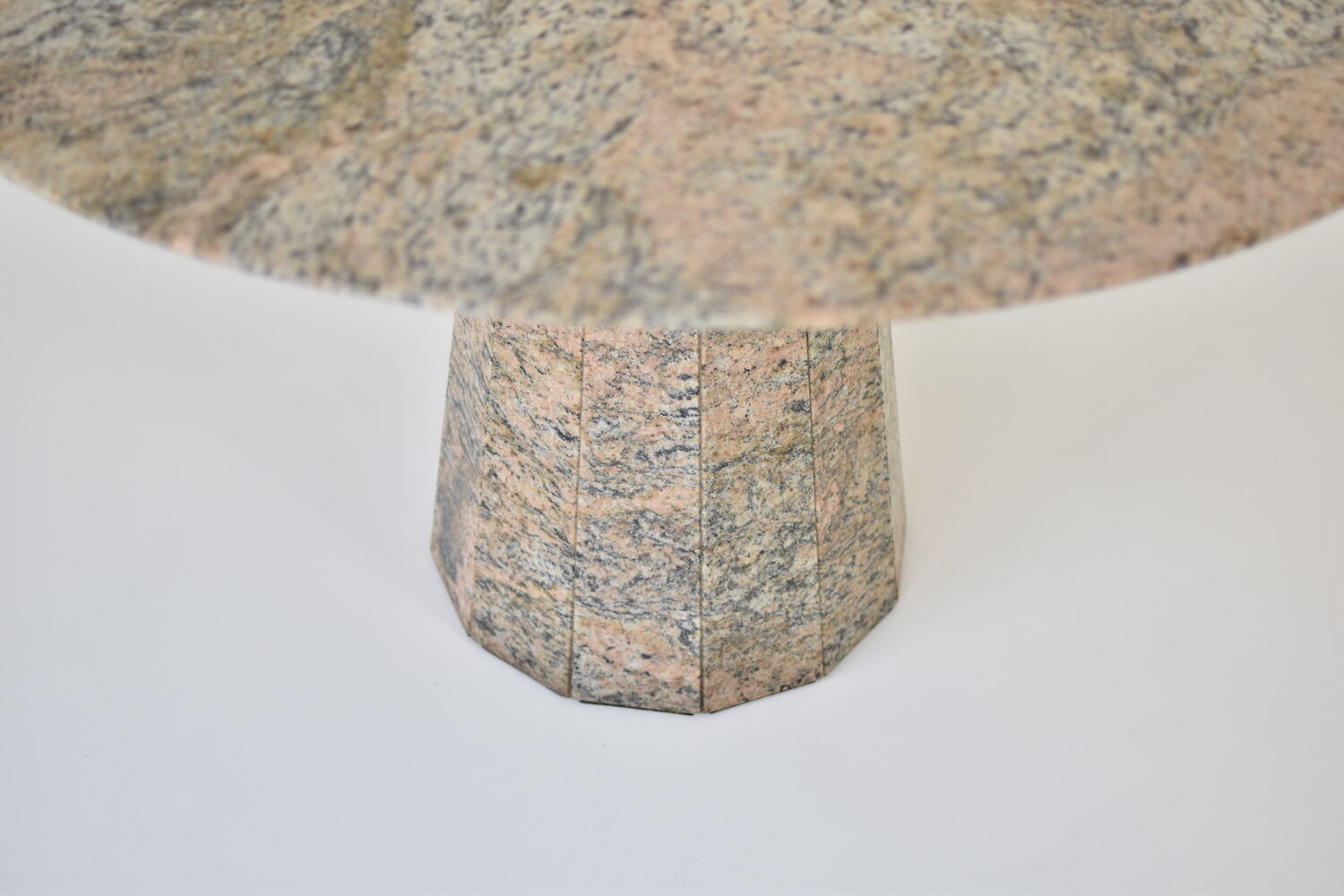Round dining table in granite from Italy, 1970