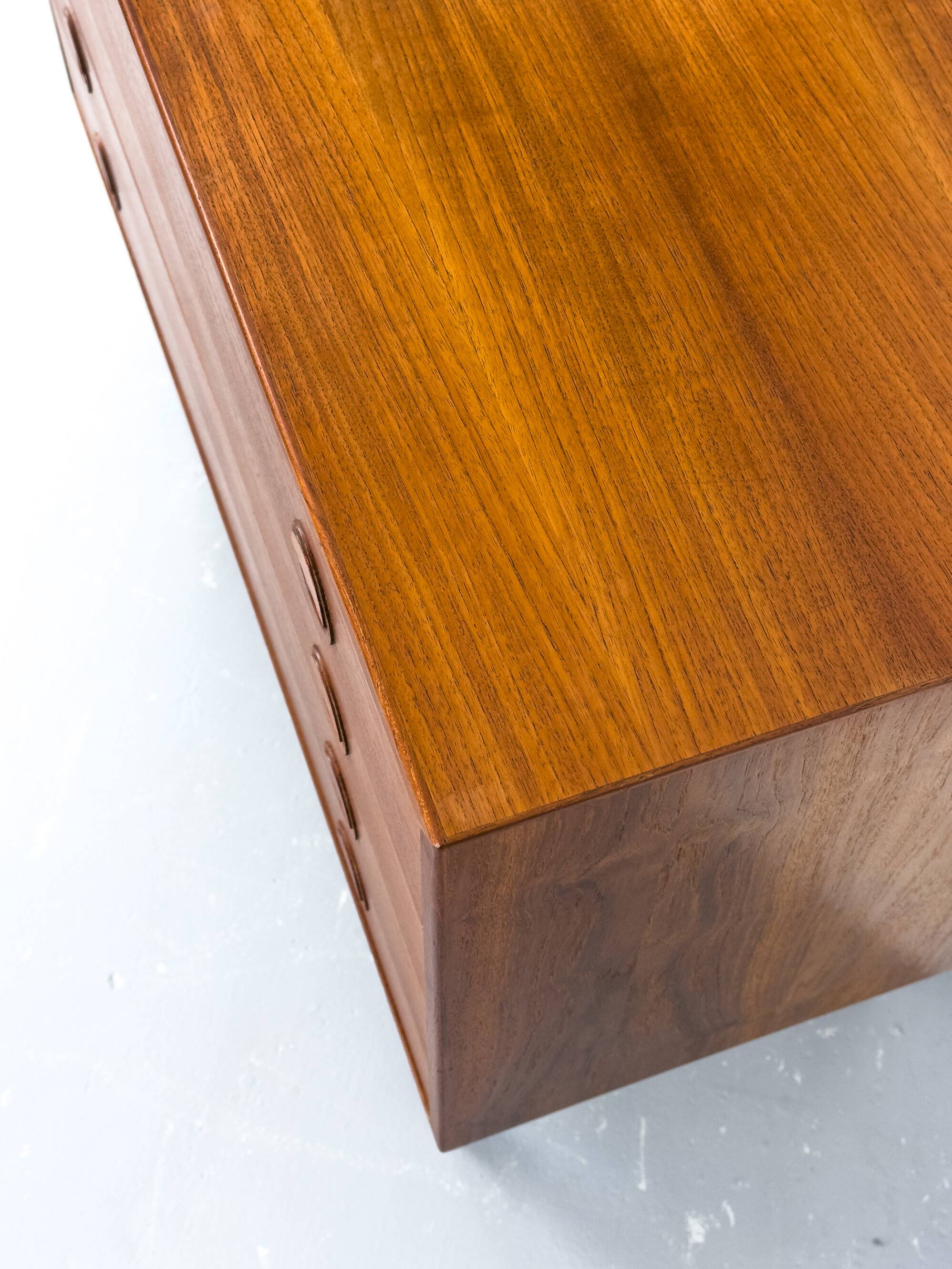 Commode en teck par Hansen et Guldborg, années 1960.