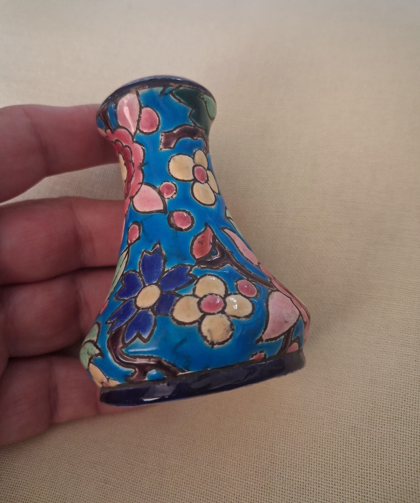 Vase miniature soliflore en Émaux de Longwy — Décor floral peint à la