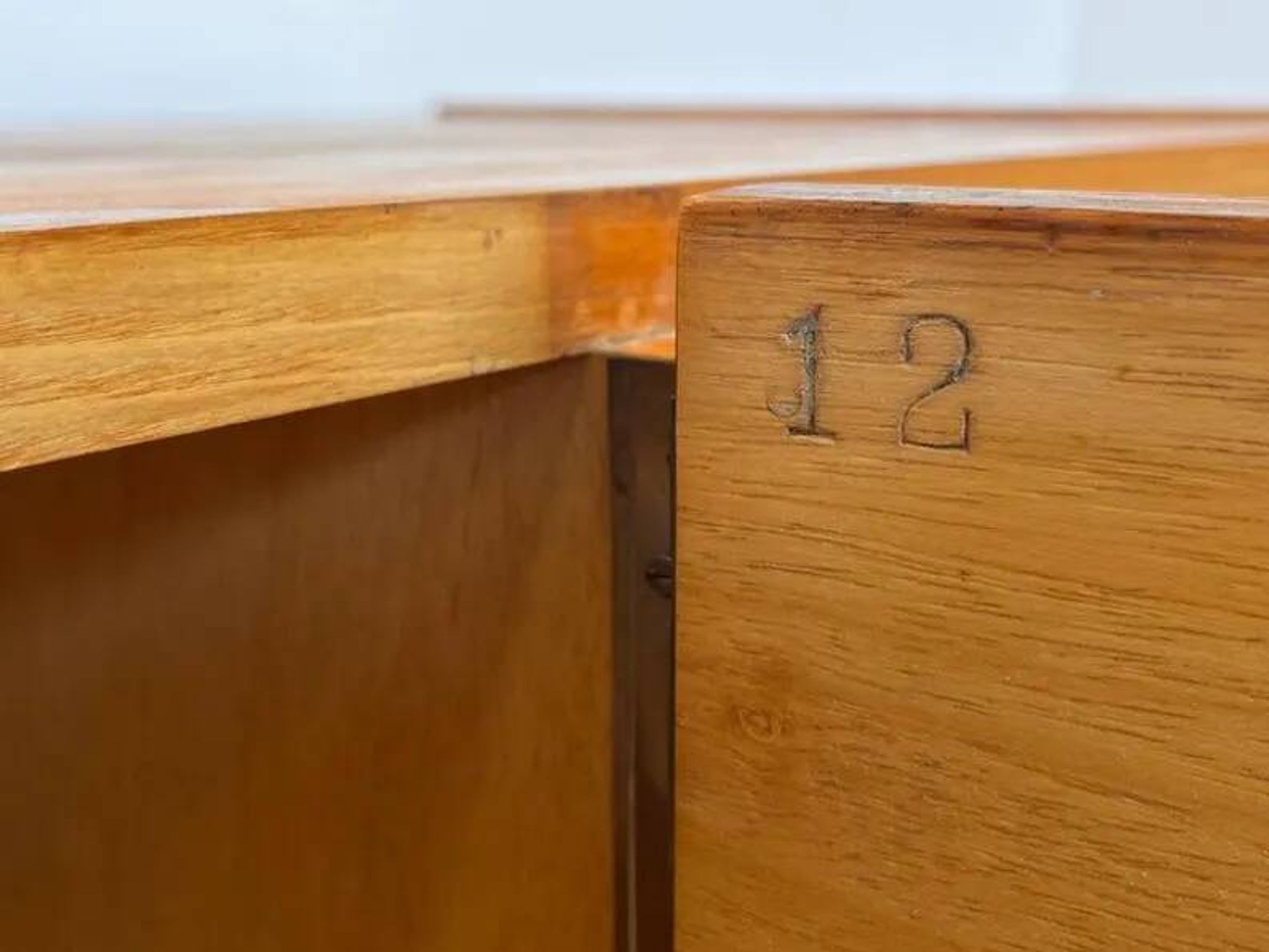Buffet en bois au design simple des années 1940 par UP zavody - Tchécoslovaquie