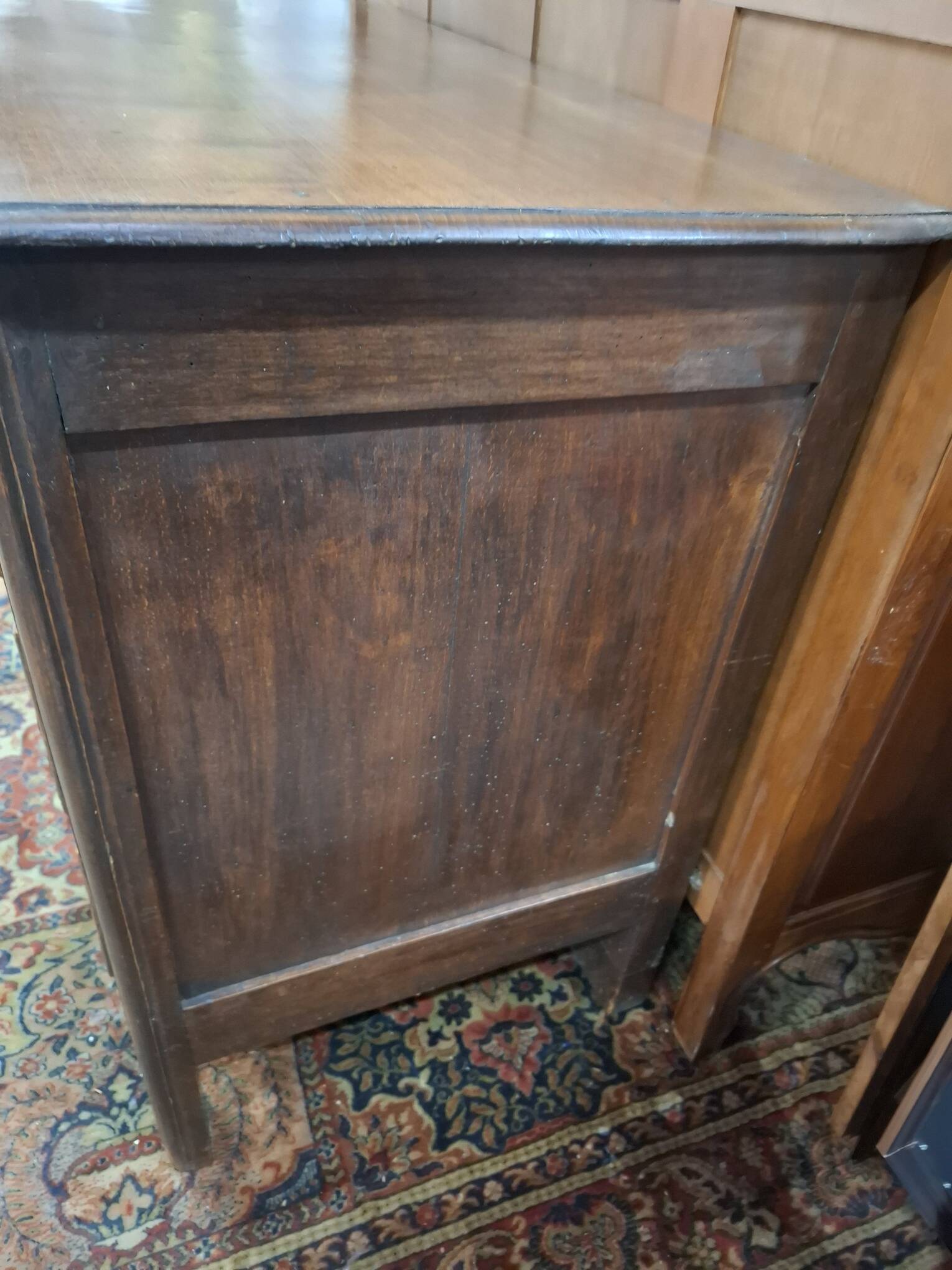18th century chest of drawers in walnut flag