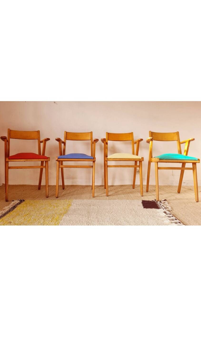 Serie de chaises accoudoirs années 50 assises colorées