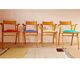 Serie de chaises accoudoirs années 50 assises colorées