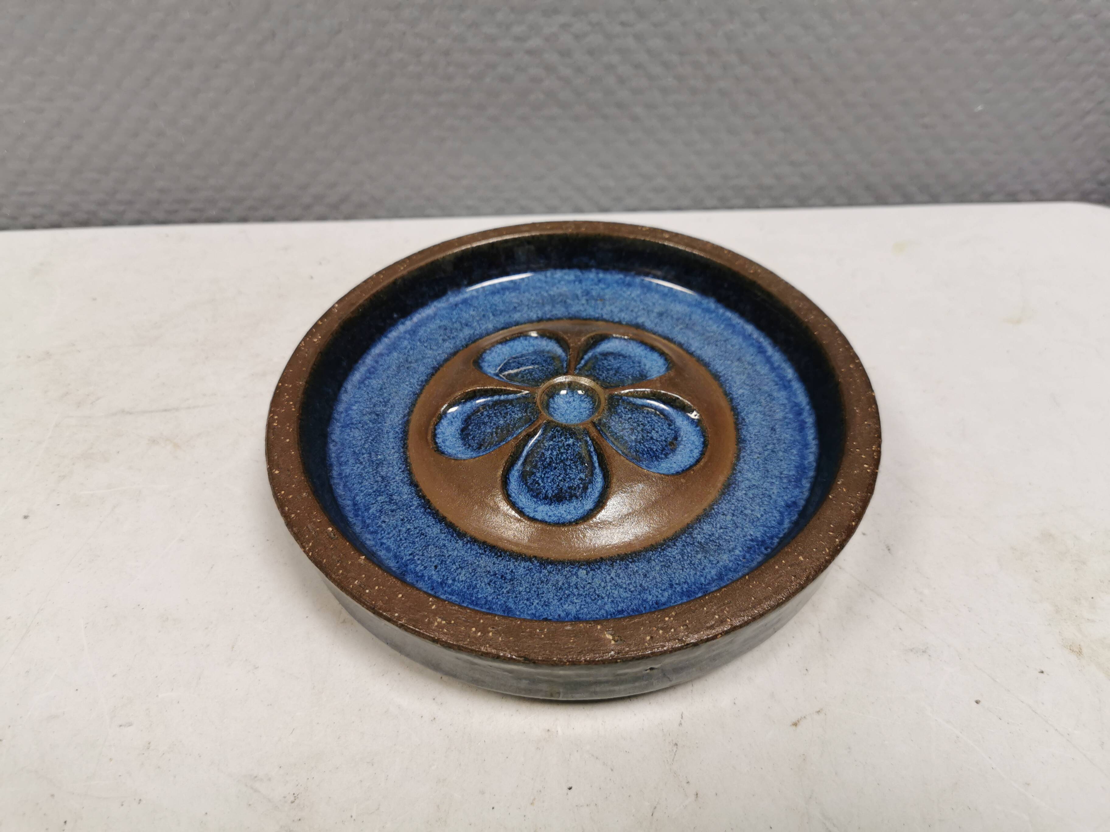 Circular ceramic dish by Marianne Starck (MS) for Michael Andersen, Denmark