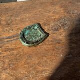 Cendrier en céramique vernissée turquoise et brune en forme de fer à cheval