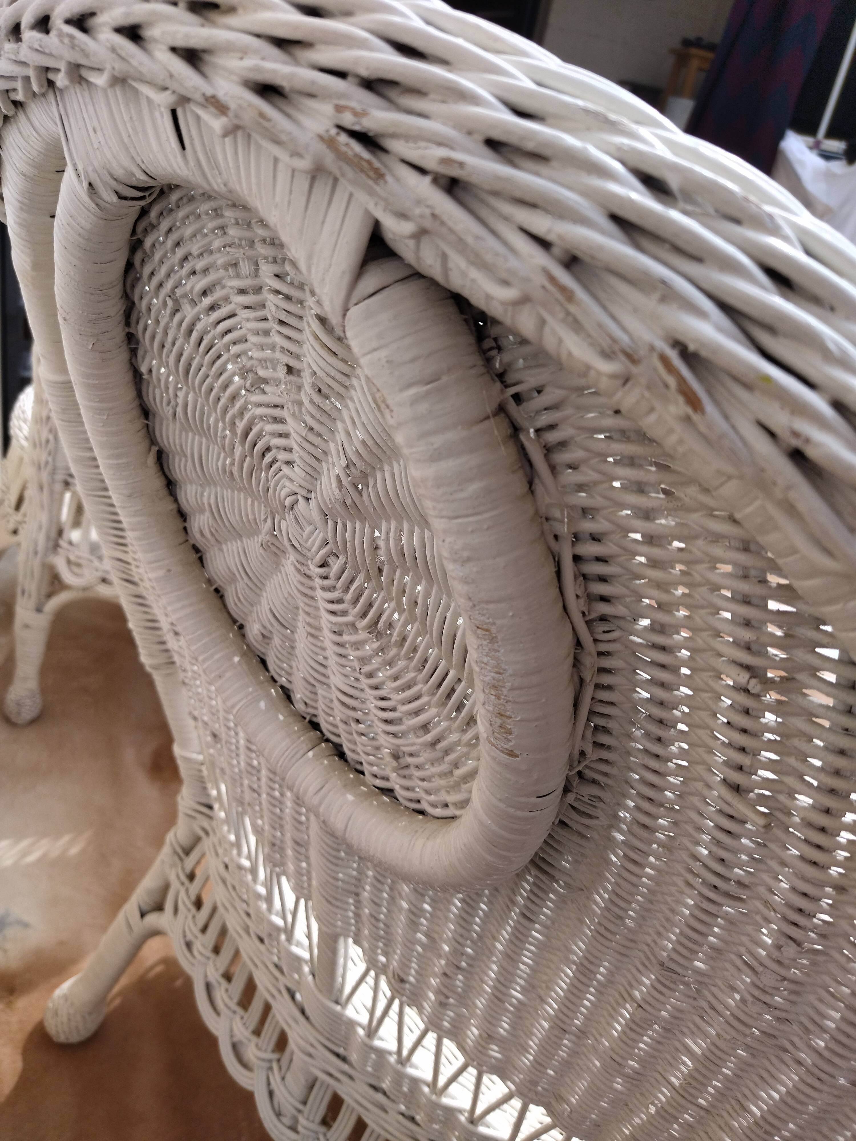 Paire de fauteuils blancs en rotin