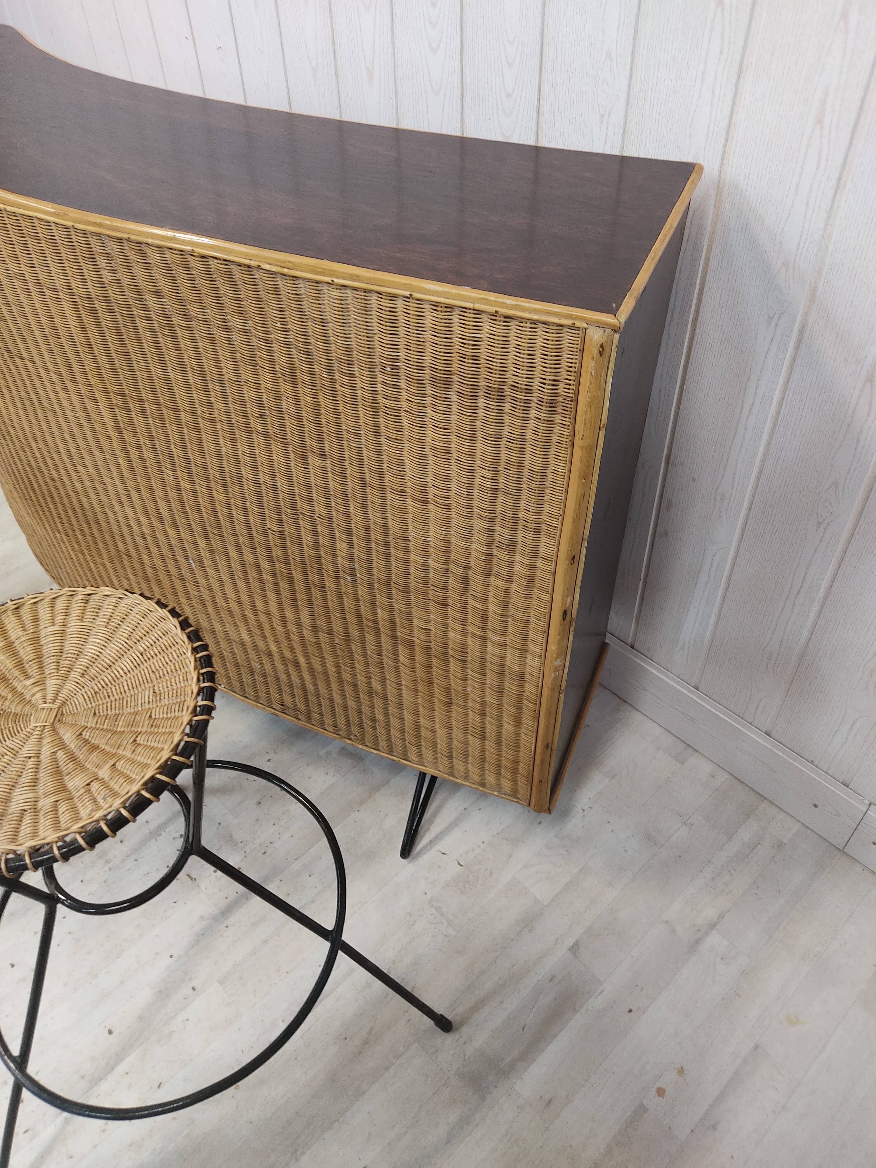 Vintage wicker bar and its two stools