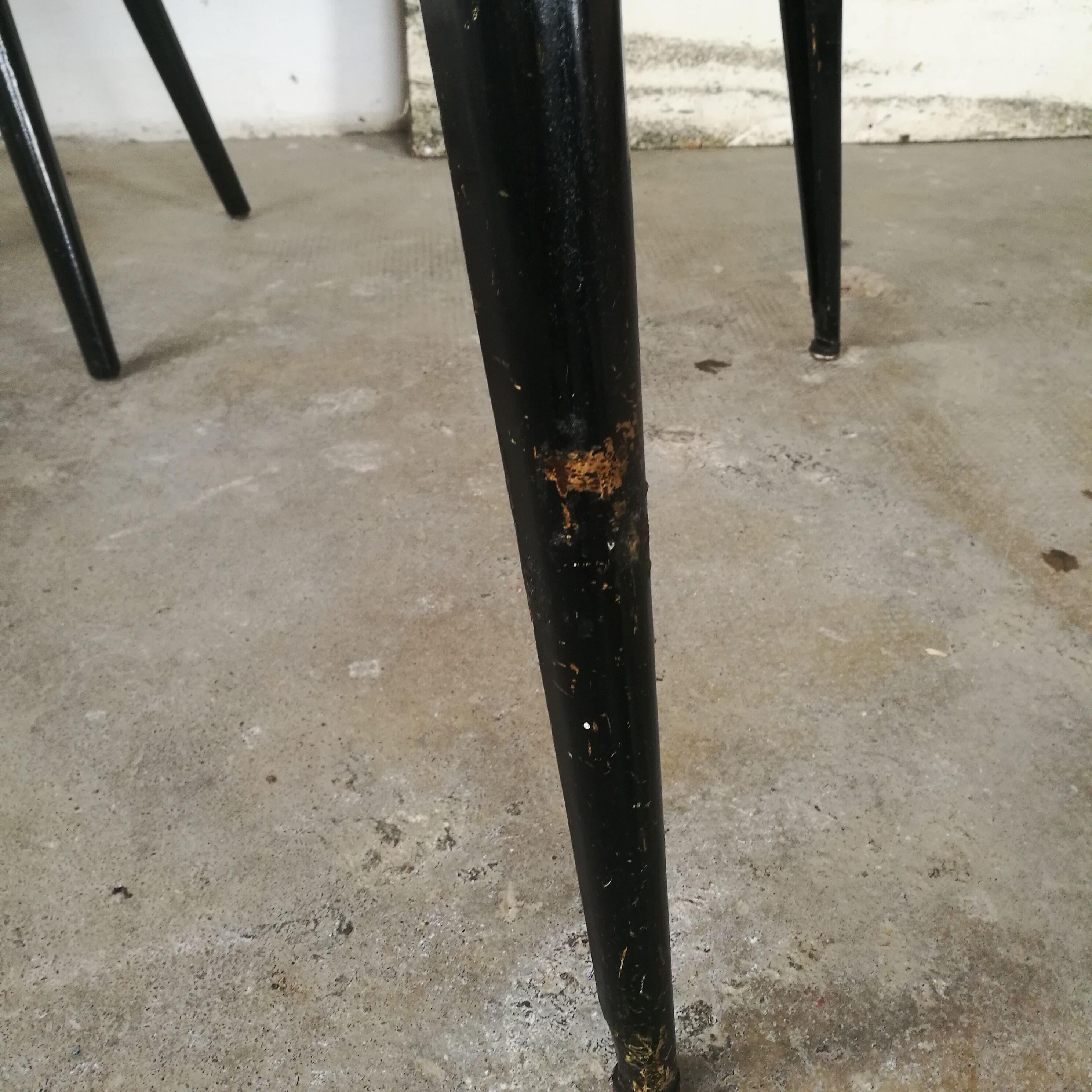 Table Tolix, by Xavier Pauchard pedestal compass