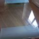 Table basse design en verre trempé et courbé avec porte-revues