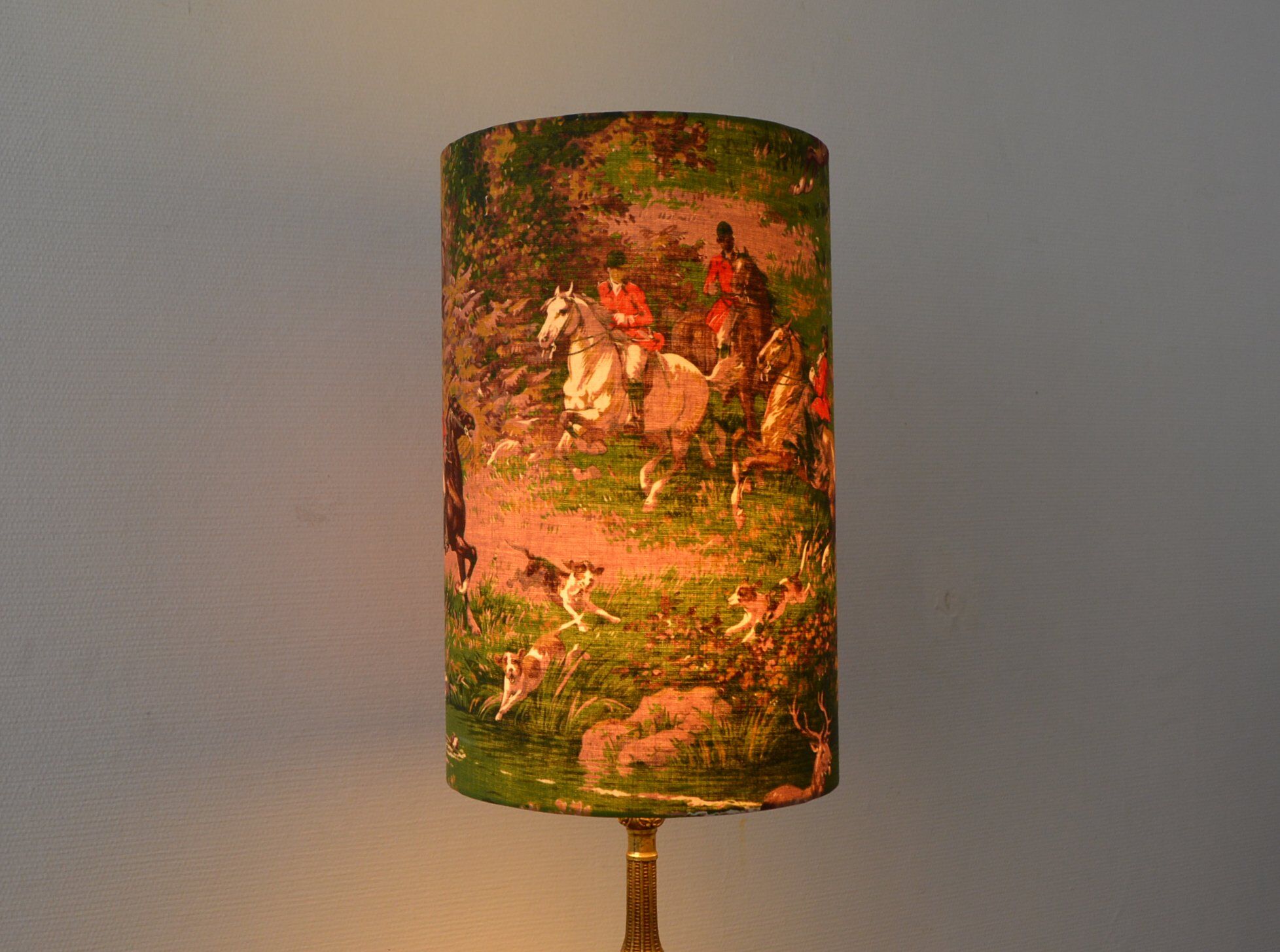 Lampshade with a hunting scene motif, horses, "Marignan" fabric.