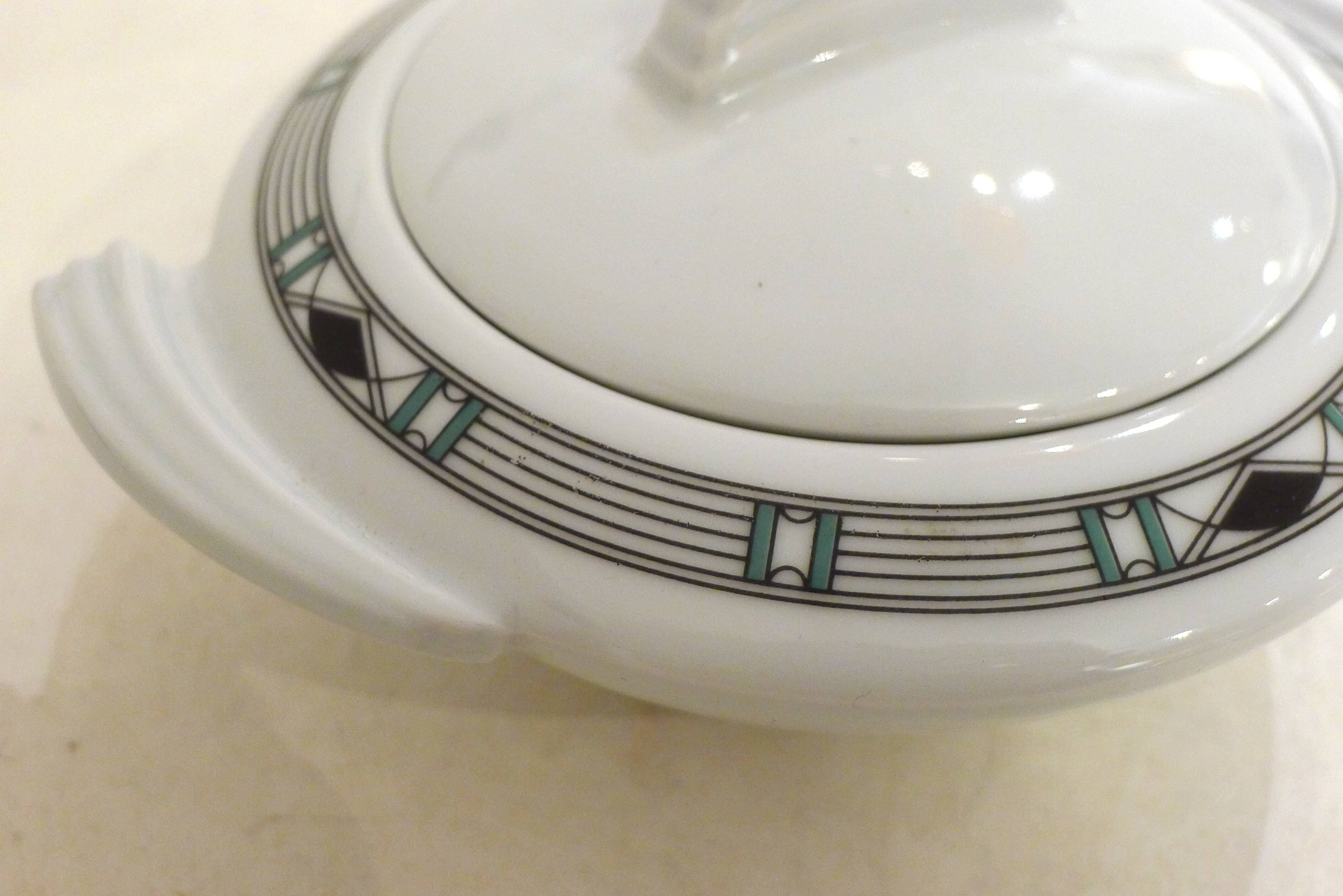 Delphie sugar bowl by Guy Degrenne in porcelain