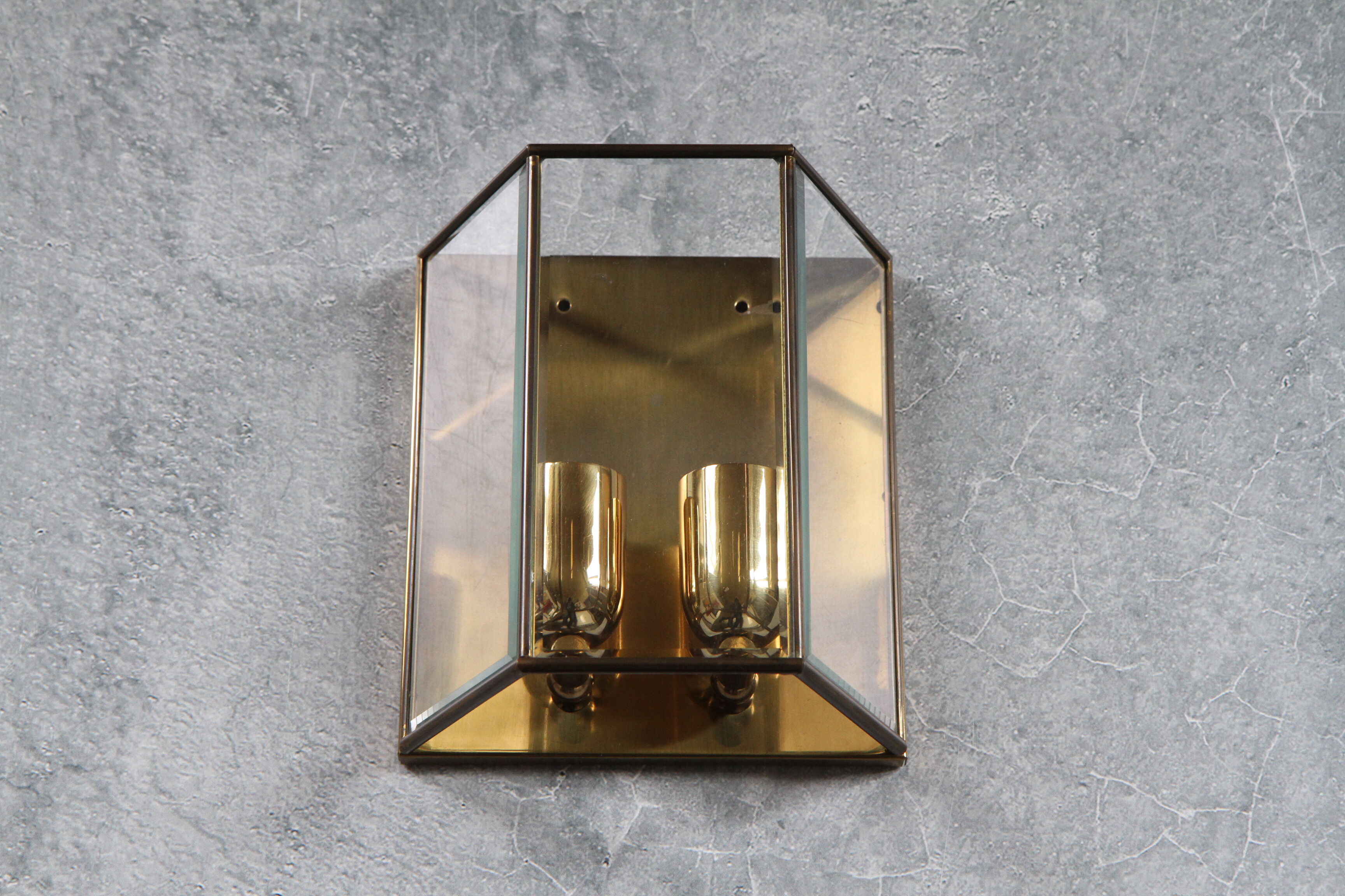 Wall sconce in brass and glass
