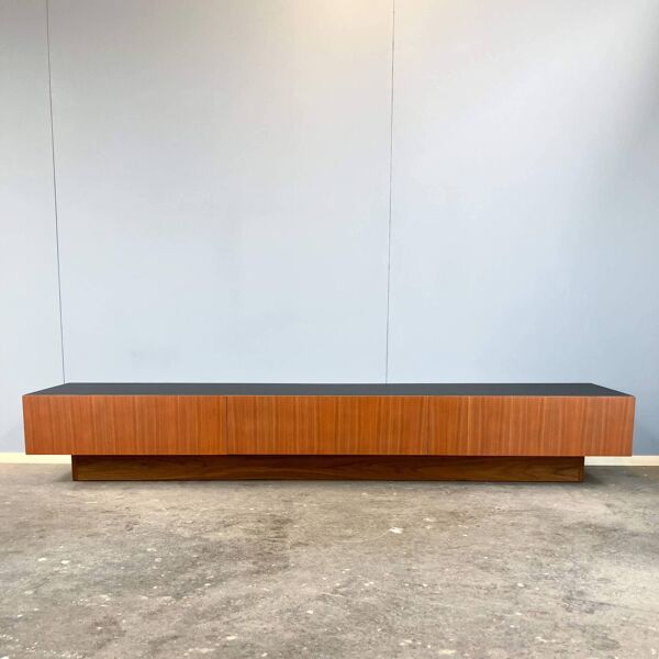 Lowboard minimaliste XXL, teck et plateau noir, années 1960