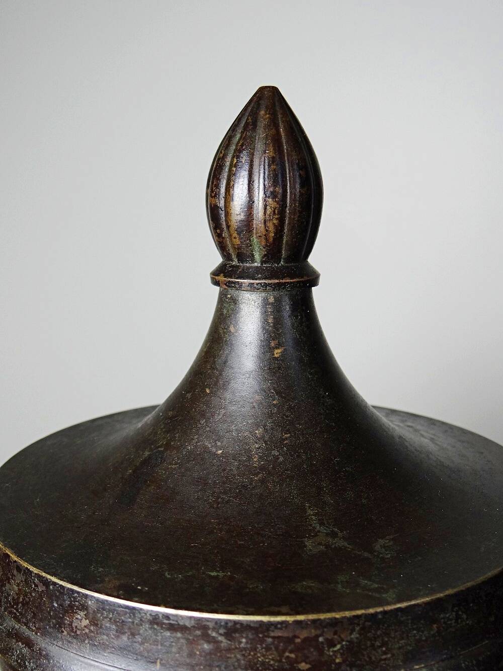 Covered cassolette in Empire style, patinated bronze, India, 1960s-1980s.