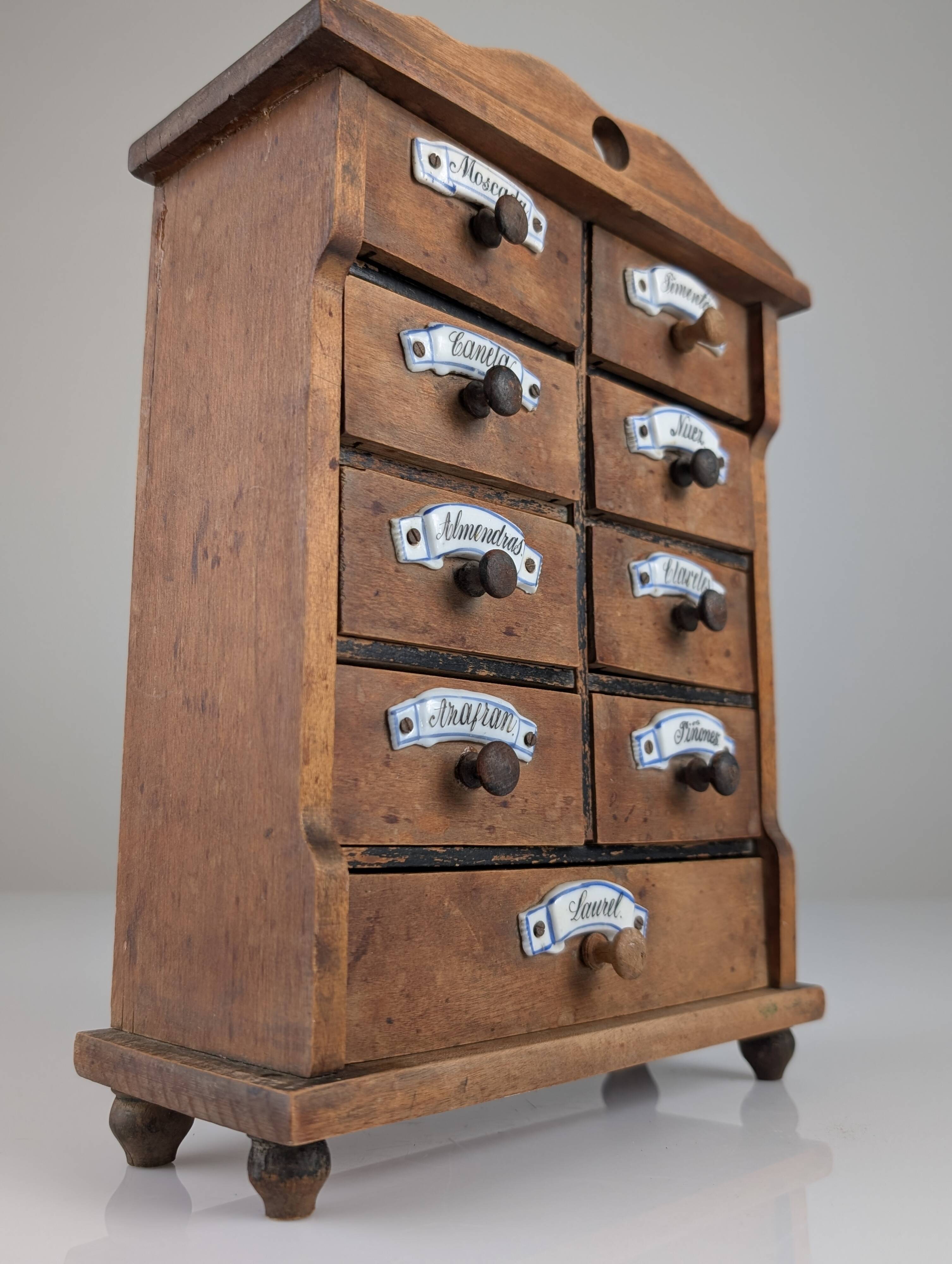 Cabinet à épices en bois rustique espagnol avec étiquettes en céramique, années 1930
