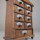Cabinet à épices en bois rustique espagnol avec étiquettes en céramique, années 1930