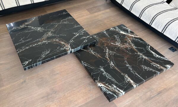 Table basse composée de deux tables design en faux marbre reposant sur piètements chromés de Willy Rizzo