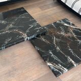 Table basse composée de deux tables design en faux marbre reposant sur piètements chromés de Willy Rizzo