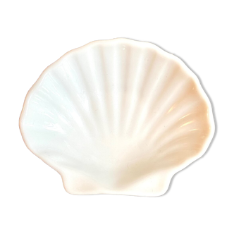 Ramekin shell in white porcelain