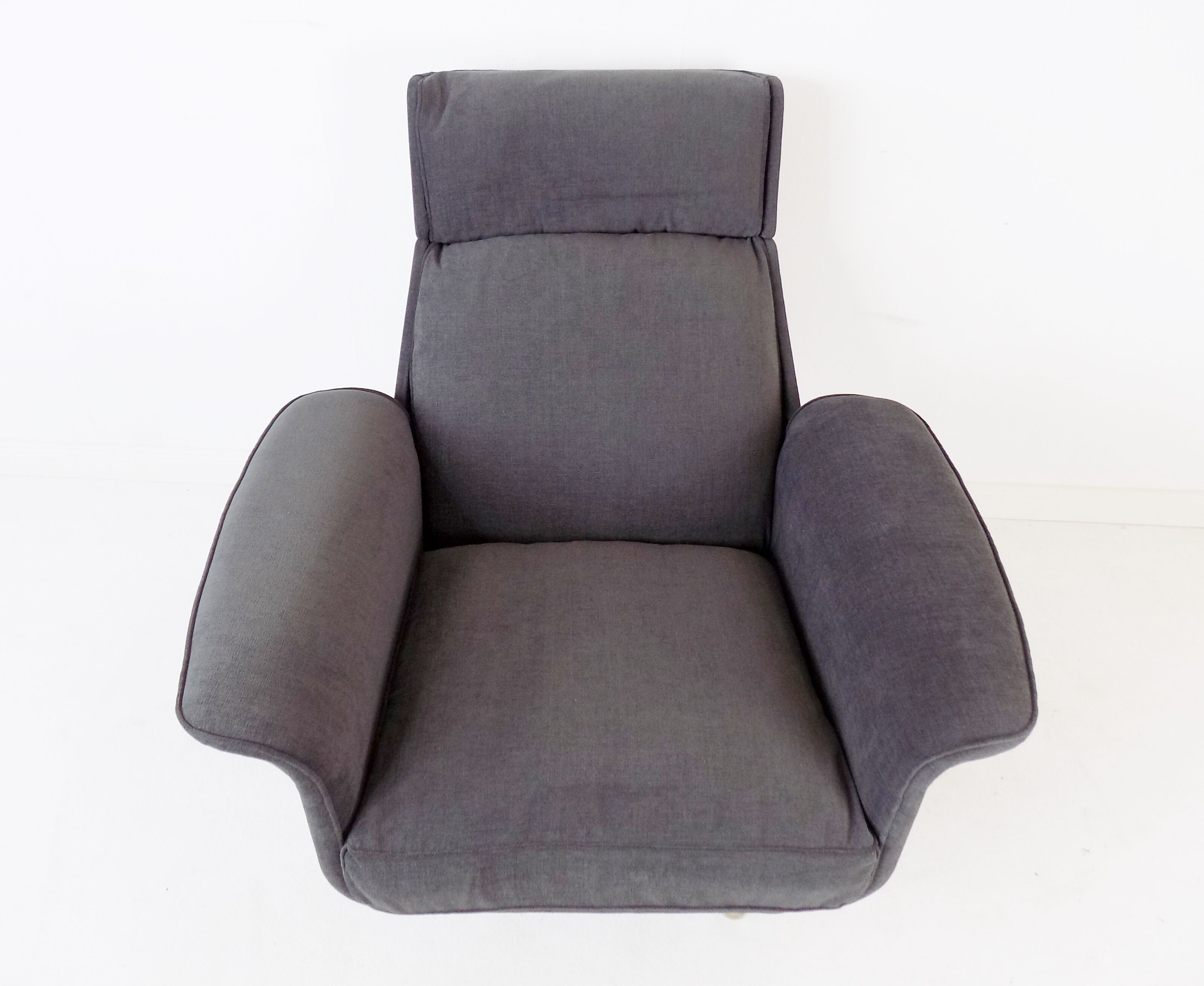 Fauteuil Kaufeld Siesta 62  grise avec pouf par Jacques Brule